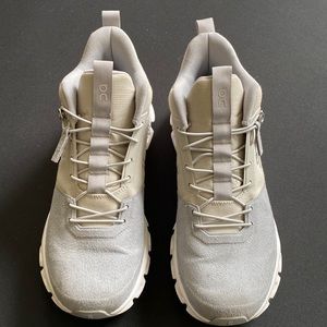 On Cloud Hi Sneaker in Glacier & Grey